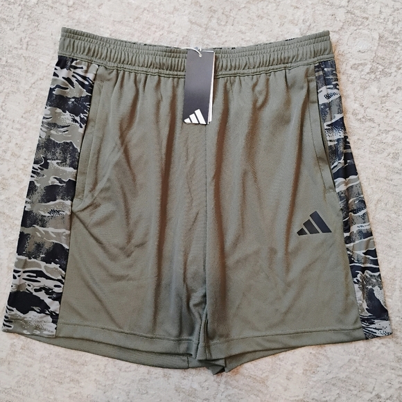 NWT L Adidas M CAMO Short Olive Strata Zip Pockets Active Gym Workout Shorts NEW - Picture 1 of 12